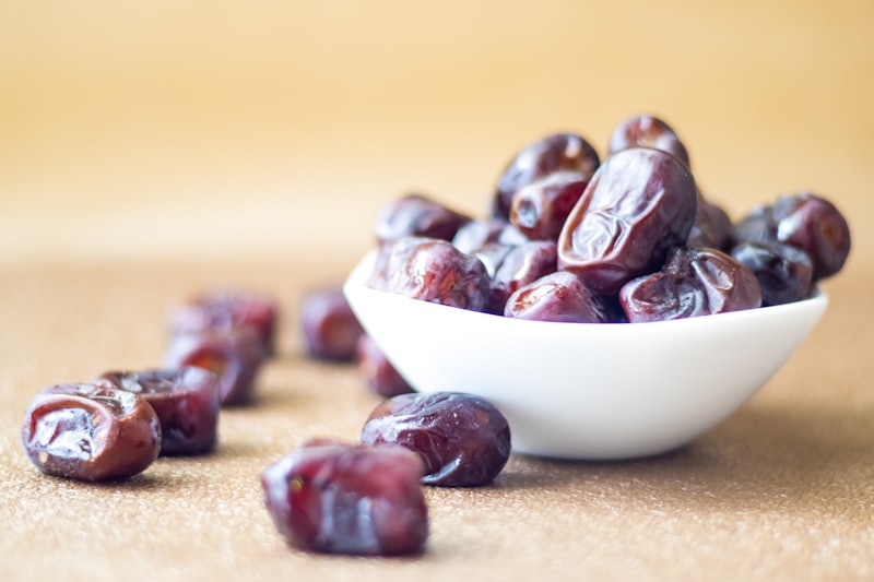Dates, source of date kernel oil